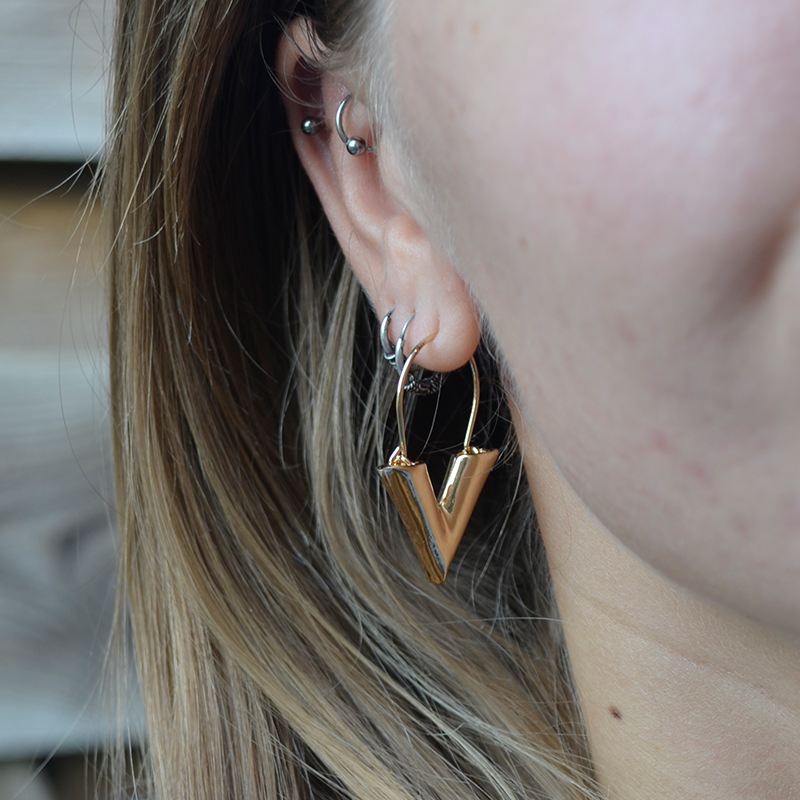Oorbel V | goud